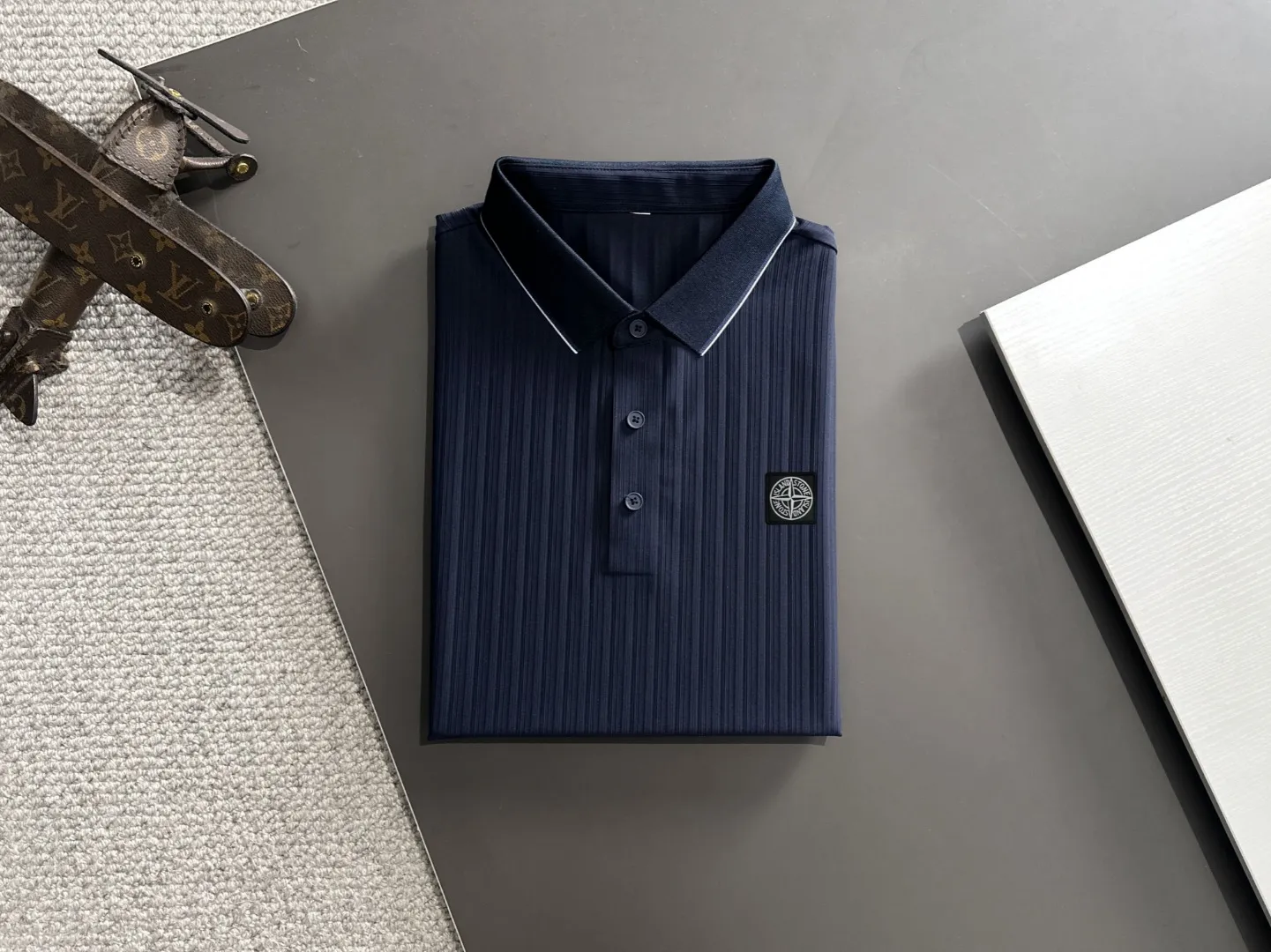 🅿️330 shipped next day, high quality Stone lsland/Stone Island 25ss spring and summer new high-definition POLO lapel T-shirt. Made with machines imported from Italy. It is truly the most luxurious and high-quality product. It is made of combed and heavyweight fabrics. High-strength and high-weight fabrics feel substantial when weighed. The upper body is also more textured than ordinary T-shirts and is not easy to deform. This texture can cope with the weather. It absorbs sweat and is breathable, suitable for both hot and cold! Perfectly produced with reference to the original stitch and stitch! The loose fit design is super noble. Custom-woven signature ribbed collar, cuffs, and hem. Really rare and rare goods Size: M-XXXL